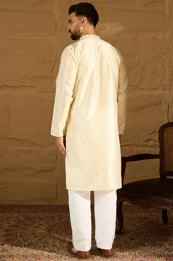 Men off white silk blend solid woven design straight kurta