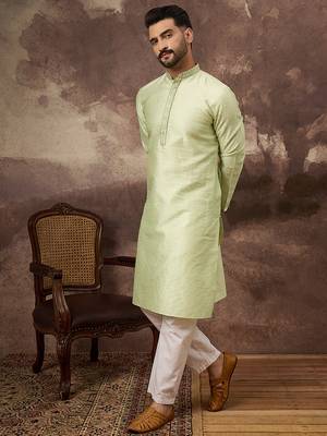 Men green silk blend solid woven design straight kurta 3