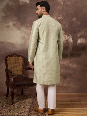Men green silk blend solid embroidered straight kurta 4