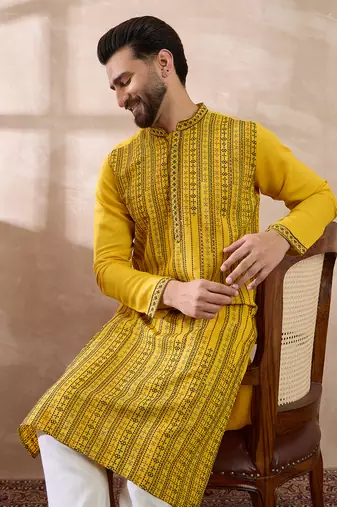 Men yellow silk blend embroidered mandarin collar straight kurta