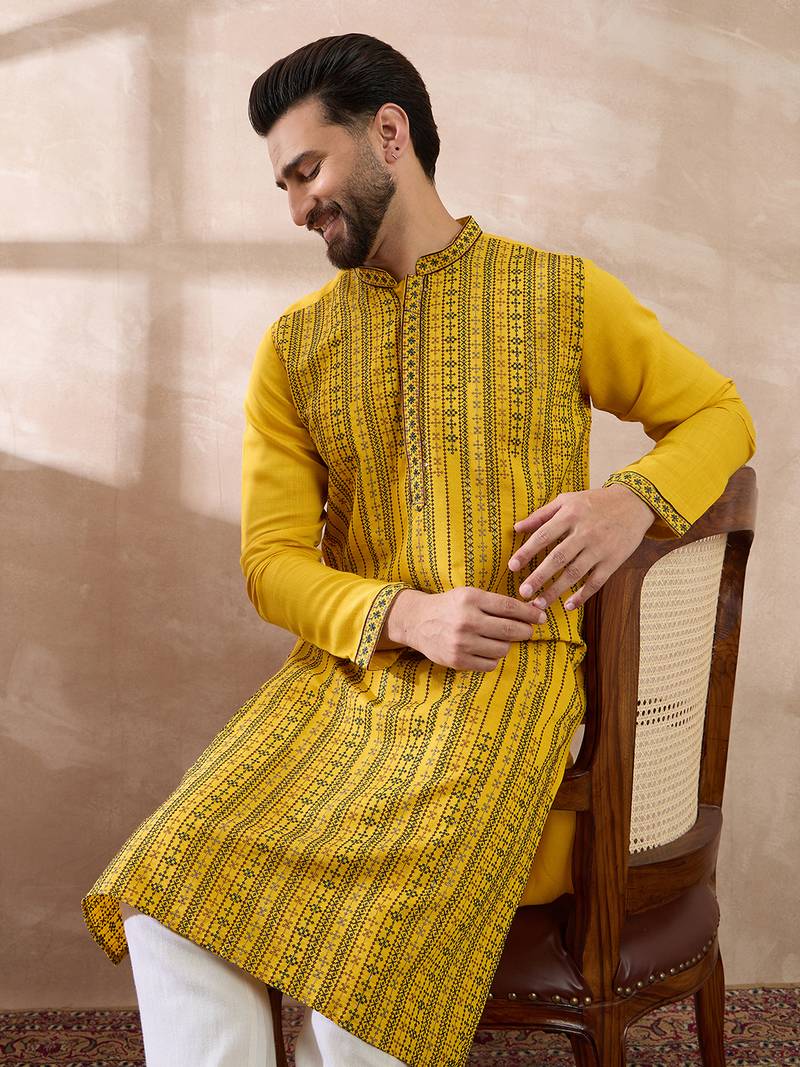 Men yellow silk blend embroidered mandarin collar straight kurta