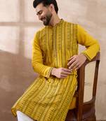 Men yellow silk blend embroidered mandarin collar straight kurta