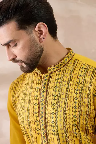 Men yellow silk blend embroidered mandarin collar straight kurta