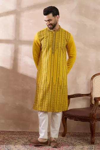 Men yellow silk blend embroidered mandarin collar straight kurta