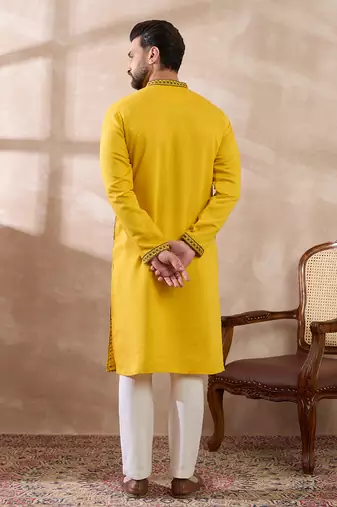 Men yellow silk blend embroidered mandarin collar straight kurta