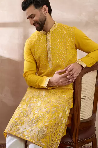 Men yellow silk blend embroidered mandarin collar straight kurta