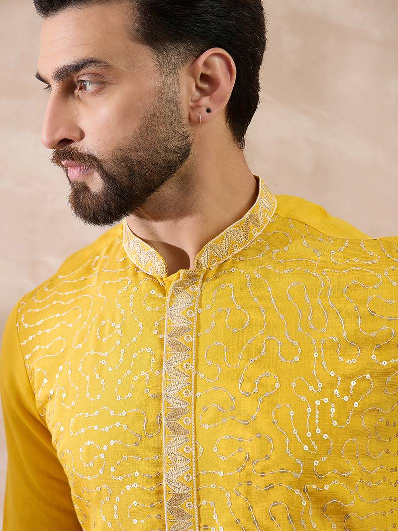 Men yellow silk blend embroidered mandarin collar straight kurta