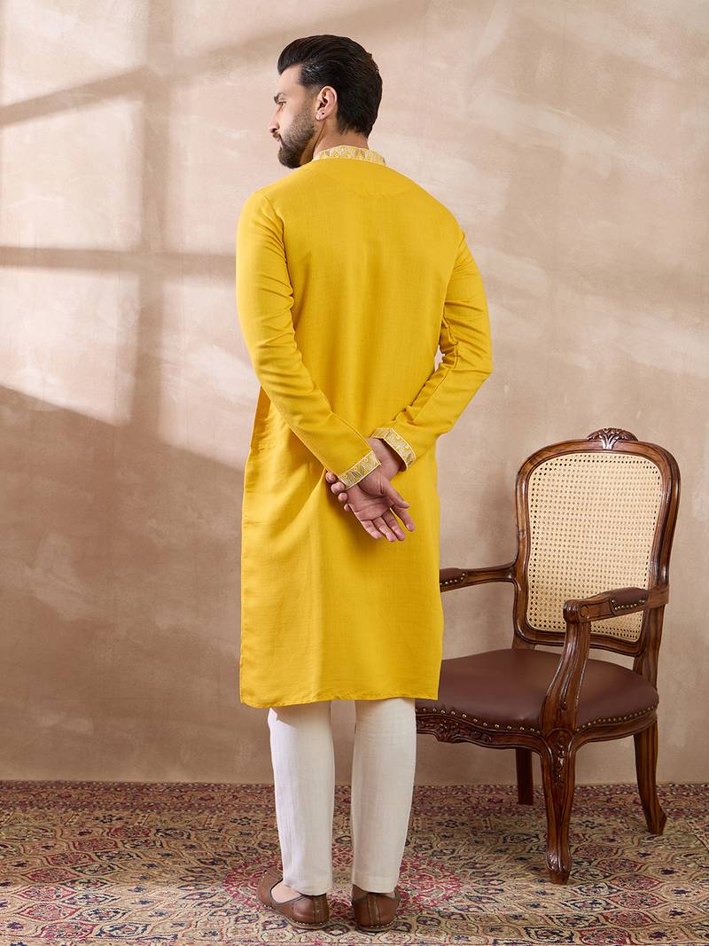 Men yellow silk blend embroidered mandarin collar straight kurta