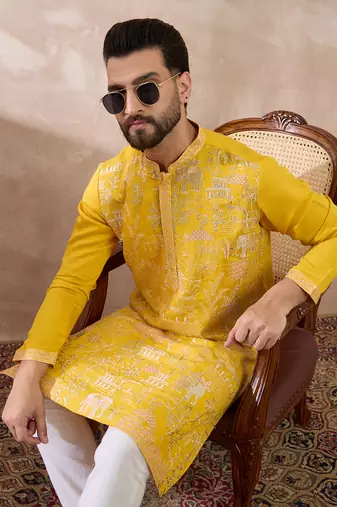 Men yellow silk blend embroidered mandarin collar straight kurta