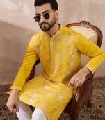Men yellow silk blend embroidered mandarin collar straight kurta