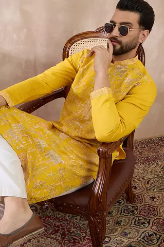 Men yellow silk blend embroidered mandarin collar straight kurta