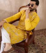 Men yellow silk blend embroidered mandarin collar straight kurta