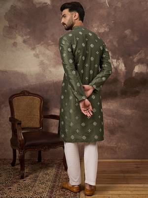Men green silk blend solid embroidered straight kurta 4