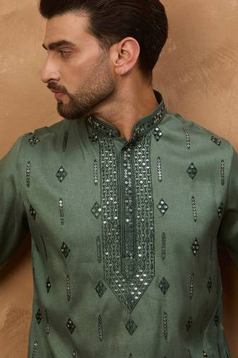Men green silk blend solid embroidered straight kurta