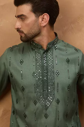 Men green silk blend solid embroidered straight kurta