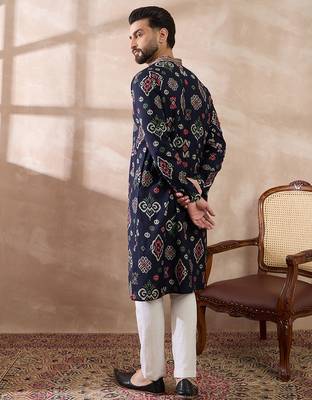 Men blue silk blend printed mandarin collar straight kurta with trouser 4