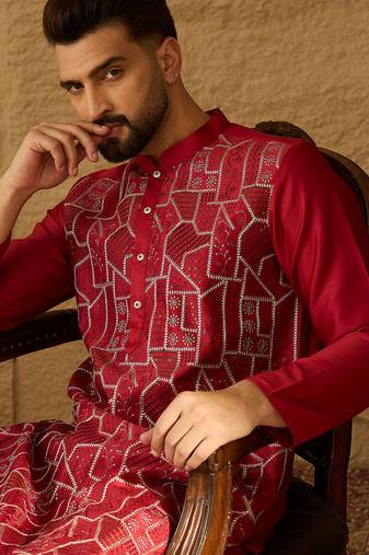 Men maroon silk blend solid embroidered straight kurta