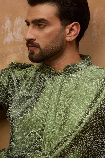 Men green silk blend geometric printed straight kurta