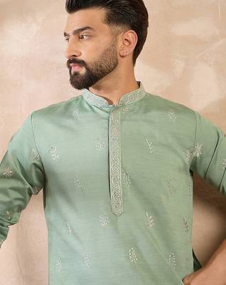 Men green silk blend solid embroidered straight kurta 2