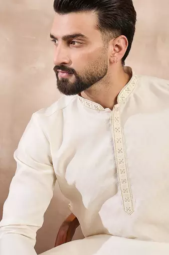 Men off white silk blend solid woven design straight kurta