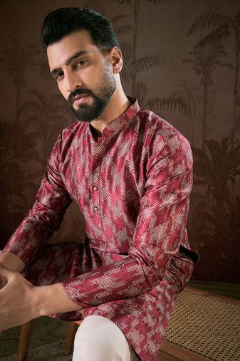 Men maroon silk blend chevron printed straight kurta