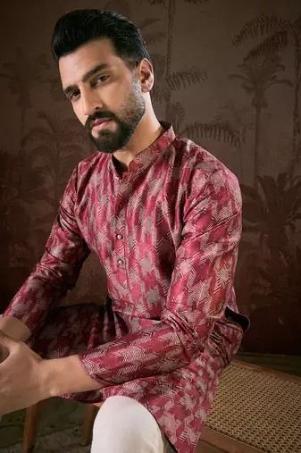 Men maroon silk blend chevron printed straight kurta