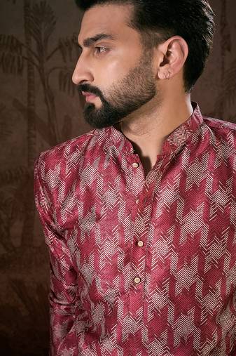 Men maroon silk blend chevron printed straight kurta