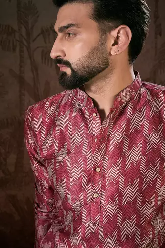Men maroon silk blend chevron printed straight kurta