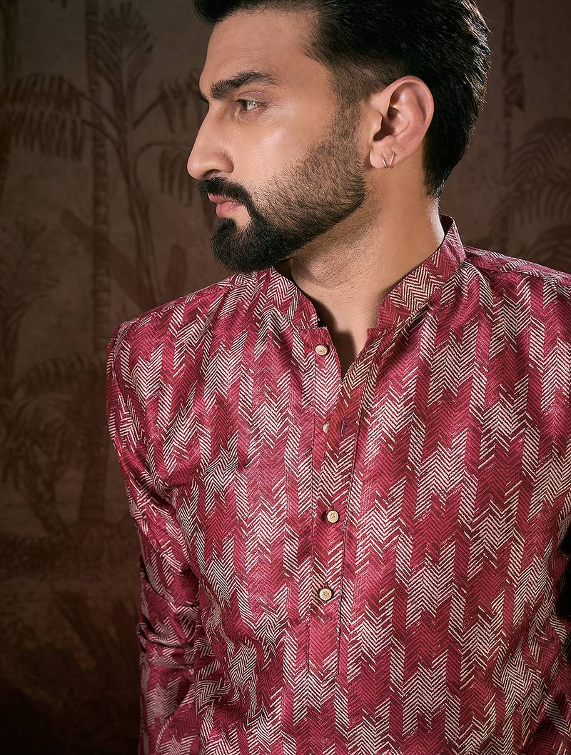 Men maroon silk blend chevron printed straight kurta