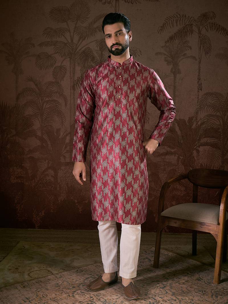 Men maroon silk blend chevron printed straight kurta