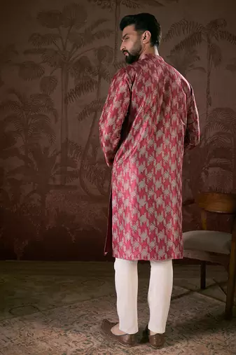 Men maroon silk blend chevron printed straight kurta