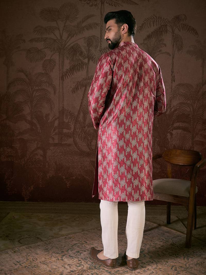 Men maroon silk blend chevron printed straight kurta