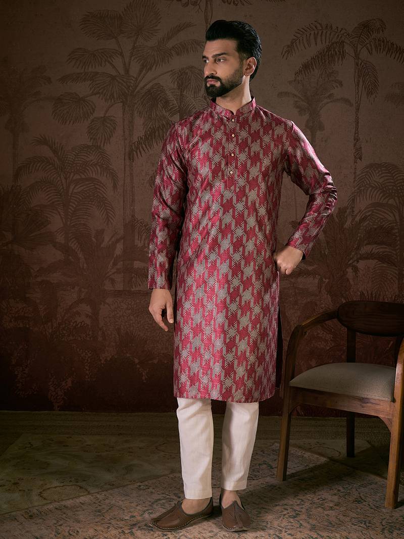 Men maroon silk blend chevron printed straight kurta