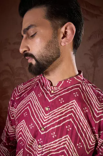 Men magenta silk blend chevron printed straight kurta