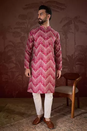 Men magenta silk blend chevron printed straight kurta