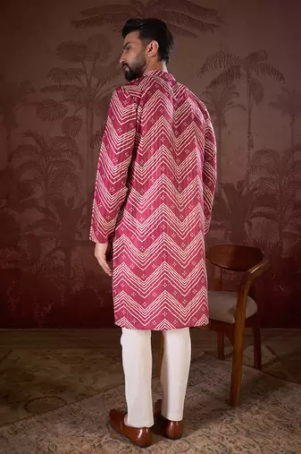 Men magenta silk blend chevron printed straight kurta