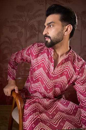 Men magenta silk blend chevron printed straight kurta