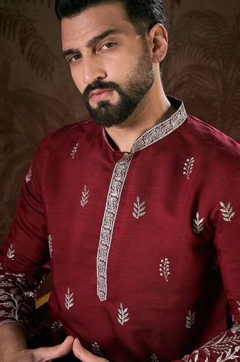 Men maroon silk blend solid embroidered straight kurta