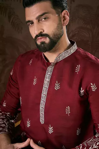 Men maroon silk blend solid embroidered straight kurta
