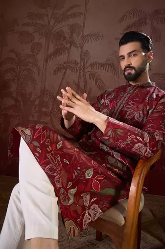 Men maroon silk blend floral printed straight kurta