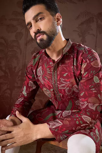 Men maroon silk blend floral printed straight kurta