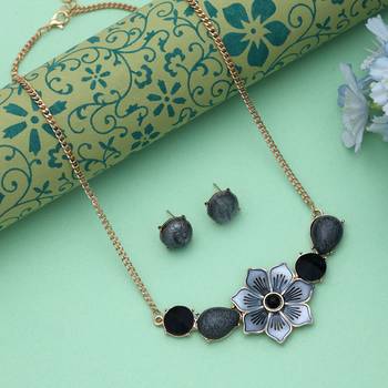 Black color flower design anti tarnish necklace set modern floral 1