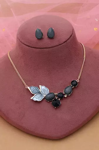 Black color anti tarnish necklace set minimal modern style