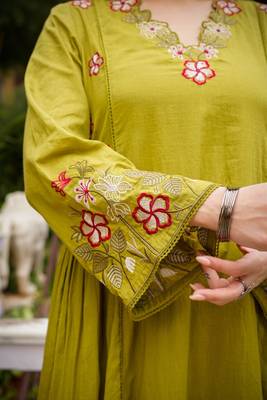Floral embroidered  cotton kurta trouser & dupatta set 4