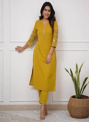 Floral embroidered  cotton kurta & trouser set 3