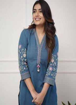Floral embroidered  cotton kurta & trouser set 2