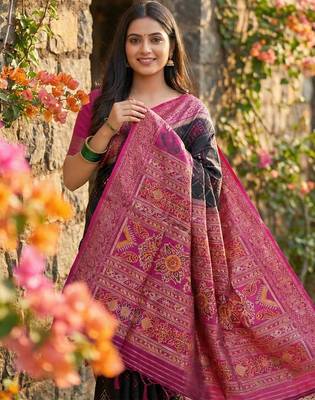 Black color pochampally silk blend zari woven women's indian saree 2