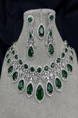 Emerald green kundan necklace set with maang tika, earrings 3
