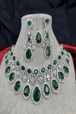 Emerald green kundan necklace set with maang tika, earrings 4