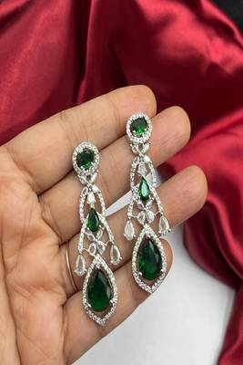 Emerald green kundan necklace set with maang tika, earrings 5